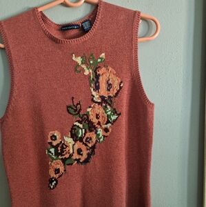 Sleeveless crew neck Antropologie sweater, with flowers stitching.